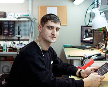 Мастер сервисного центра по ремонту техники CyberPower